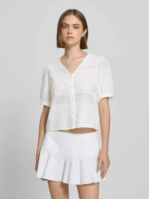 Bluzka o kroju regular fit z haftem angielskim model ‘TAYA’ Pieces