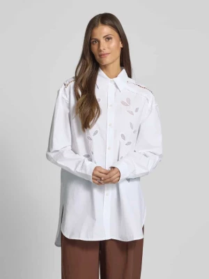 Bluzka o kroju regular fit z haftem angielskim Stella Nova