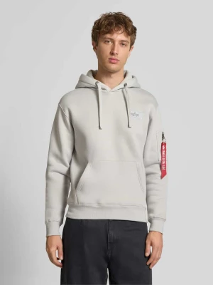 Bluzka o kroju regular fit z kapturem i naszywką z logo alpha industries