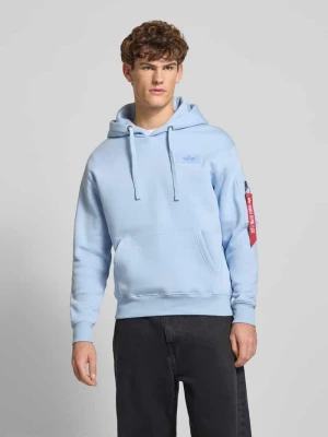 Bluzka o kroju regular fit z kapturem i naszywką z logo alpha industries