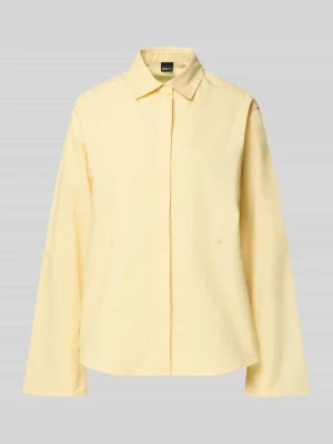 Bluzka o kroju regular fit z krytą listwą guzikową Gina Tricot