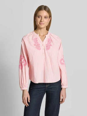 Bluzka o kroju regular fit z kwiatowym haftem Emily Van den Bergh