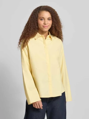 Bluzka o kroju regular fit z ukrytą listwą guzikową Gina Tricot