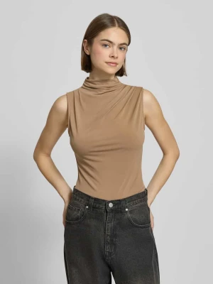 Bluzka o kroju shaped fit bez rękawów model ‘MADISON’ Pieces