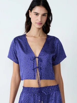 Bluzka satynowa z krótkim rękawem z nadrukiem i kokardkami Etam