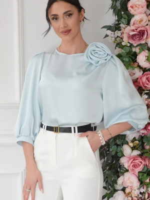 Bluzka satynowa z różą rękaw 3/4 baby blue Wiky Roco