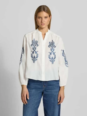Bluzka w kroju regular fit z kwiatowym stebnowaniem model 'Februar' MORE & MORE