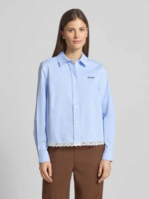 Bluzka w kroju regular fit z naszywanym logo i koronką Oui