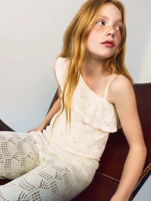 Bluzka z falbaną i odkrytym ramieniem złamana biel - Dzieci - lata - MANGO KIDS