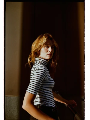 Bluzka z golfem w paski Moodo