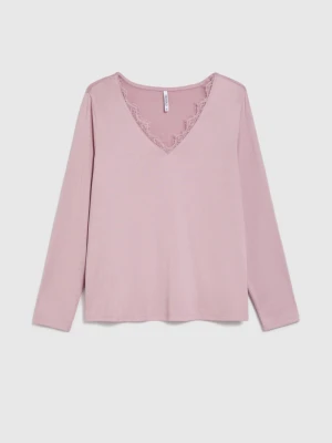 Sweter z koronkowym dekoltem różowy Moodo