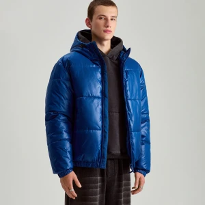 Błyszcząca kurtka puffer w kolorze niebieskim House