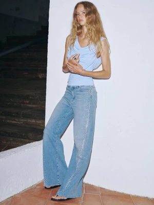 Błyszczące jeansy wide leg średni niebieski - Kobieta - MANGO
