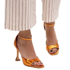 Błyszczące sandały na szpilce z paskiem Delinda pomarańczowe Inna marka