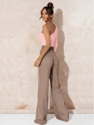 Body na jedno ramię z wycięciem ANVIS - pudrowy róż  magmac 