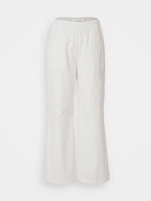 Bojówki Calvin Klein Jeans biały