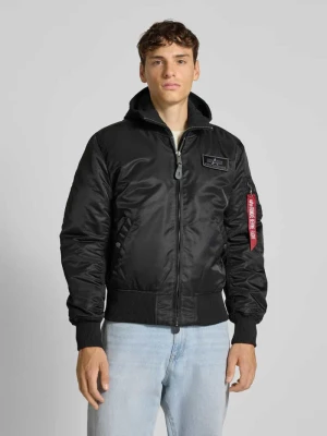 Bomberka z kapturem i wyhaftowanym logo alpha industries