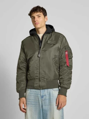 Bomberka z kapturem i wyhaftowanym logo alpha industries