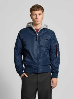 Bomberka z kapturem i wyhaftowanym logo alpha industries