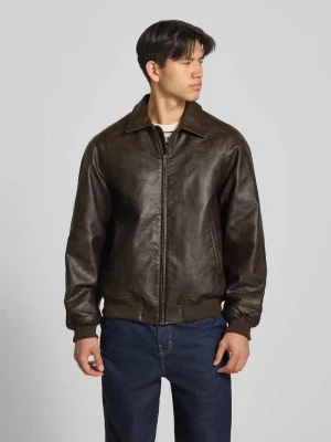 bomberka z materiału skóropodobnego z wpuszczanymi kieszeniami model 'Signature' Karl Kani