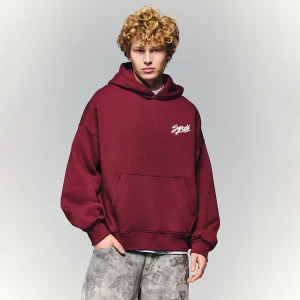 Bordowa bluza z kapturem i haftem w stylu graffiti House