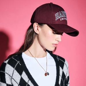 Bordowa czapka z daszkiem i haftem Harvard University House