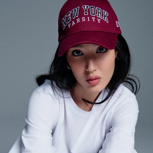 Bordowa czapka z daszkiem i haftem New York Varsity House