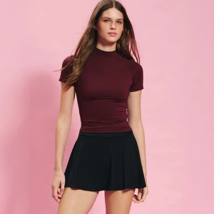 Bordowa dopasowana koszulka ze stójką House