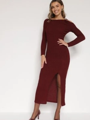 Bordowa Dopasowana Sukienka z Metaliczną Ozdobą na Ramieniu Reilara