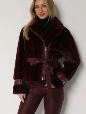 Bordowa Futrzana Kurtka z Paskiem z Imitacji Skóry i Ozdobnymi Sprzączkami Oryss