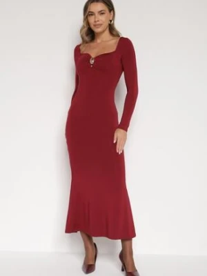 Bordowa Koktajlowa Sukienka z Wiskozą Ozdobiona Metalową Klamrą Refira