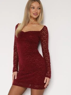 Bordowa Koronkowa Sukienka o Dopasowanym Kroju z Kwadratowym Dekoltem Tiwedesa