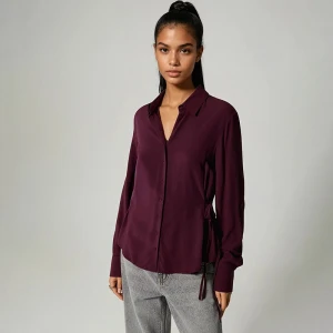 Bordowa koszula z długim rękawem i wiązaniem House