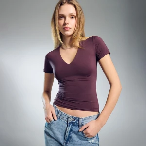 Bordowa koszulka ULTRAFLEX z dekoltem w serek House