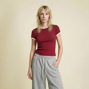 Bordowa koszulka z białymi lamówkami i okrągłym dekoltem House