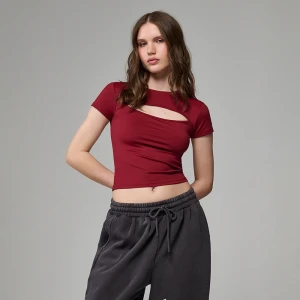 Bordowa krótka koszulka z wycięciem przy dekolcie House