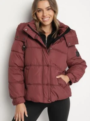Bordowa Kurtka Puffer o Fasonie Oversize z Kapturem i Naszywką Azirva