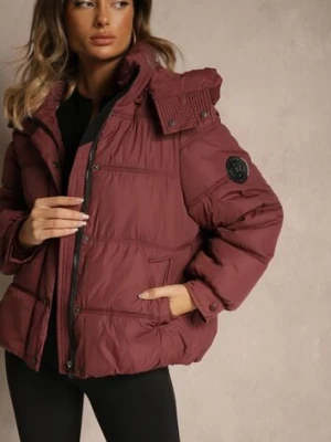 Bordowa Oversizowa Kurtka Puffer z Kapturem i Naszywką przy Rękawie Azine swest