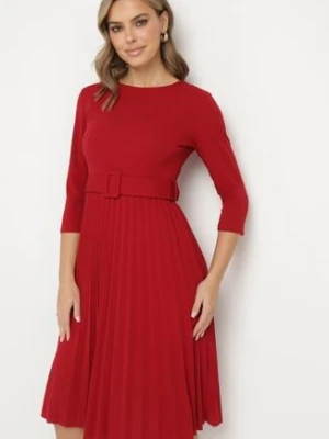 Bordowa Rozkloszowana Sukienka z Plisami i Paskiem z Klamrą Lennoria made in italy