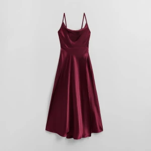 Bordowa sukienka maxi z rozcięciem na nogę House