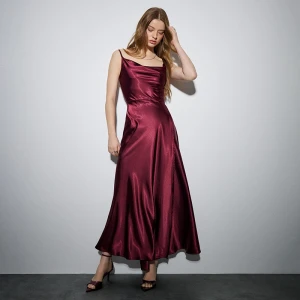 Bordowa sukienka maxi z rozcięciem na nogę House