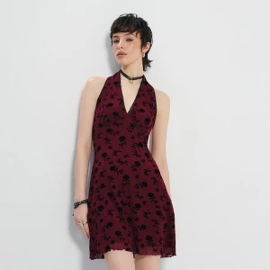 Bordowa sukienka mini w czarne różyczki z dekoltem halter House
