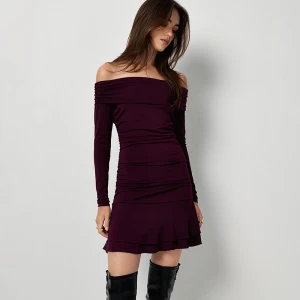 Bordowa sukienka mini z dekoltem off shoulder i rozkloszowanym dołem House