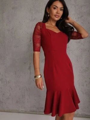 Bordowa Sukienka VICES o Taliowanym Kroju z Rękawami z Koronki Metirei