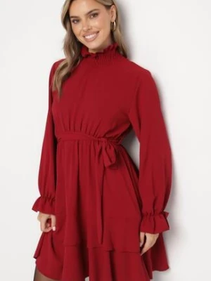 Bordowa Sukienka z Falbanami i Marszczonym Golfem z Dodatkowym Wiązanym Paskiem Savelina j studio