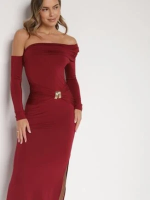 Bordowa Sukienka z Wiskozą Wywiniętym Dekoltem Marszczeniem i Metaliczną Ozdobą Reillea