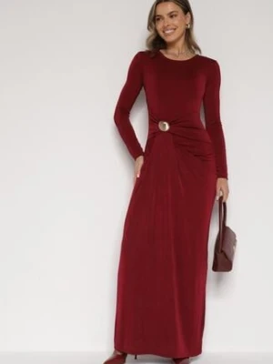 Bordowa Taliowana Sukienka o Eleganckim Kroju z Marszczeniem i Aplikacją Sewedina