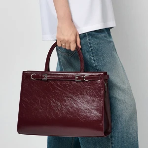 Bordowa torba shopper z ozdobnym paskiem i klamerkami House