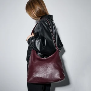 Bordowa torebka z półoktągłym zapięciem House