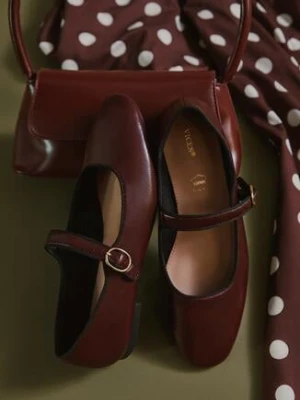Bordowe Balerinki Vices ze Skórzaną Wkładką i Paskiem Vikiseme